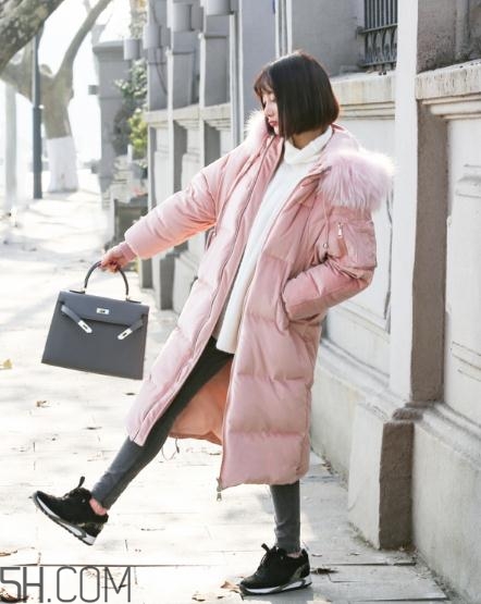 粉色羽絨服里面怎么搭配？粉色羽絨服內(nèi)搭什么？