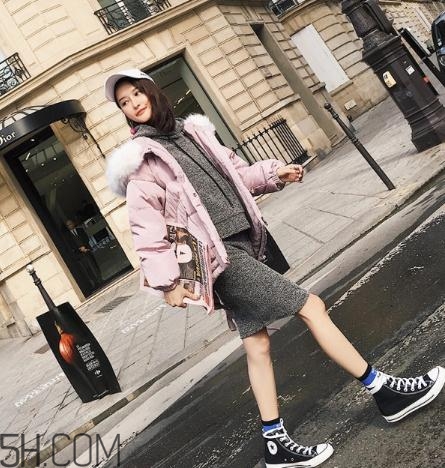 粉色羽絨服里面怎么搭配？粉色羽絨服內(nèi)搭什么？