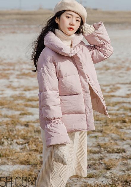 粉色羽絨服里面怎么搭配？粉色羽絨服內(nèi)搭什么？