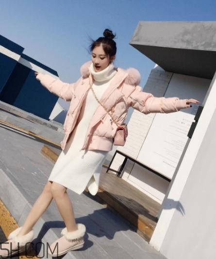 粉色羽絨服里面怎么搭配？粉色羽絨服內(nèi)搭什么？