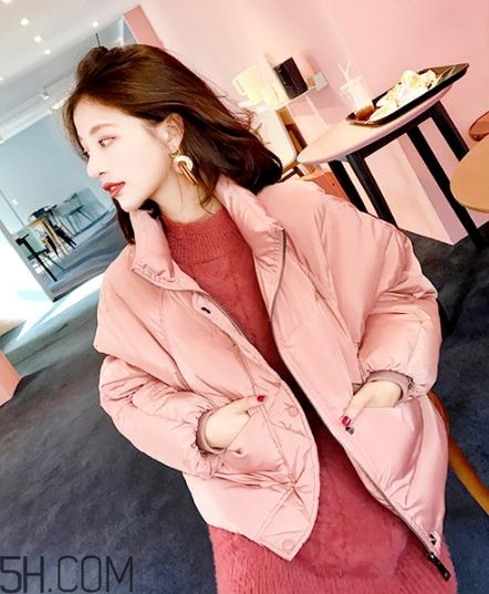 粉色羽絨服里面怎么搭配？粉色羽絨服內(nèi)搭什么？