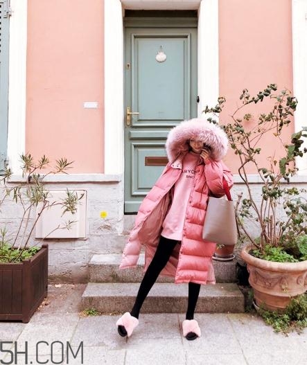 粉色羽絨服里面怎么搭配？粉色羽絨服內(nèi)搭什么？