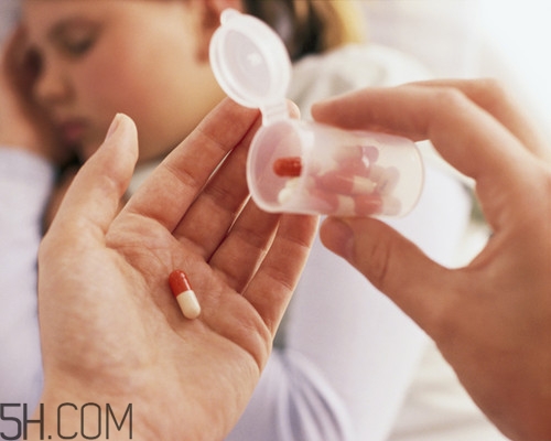 扁桃體發(fā)炎可以吃哪些水果？扁桃體發(fā)炎和咽喉炎有什么區(qū)別？