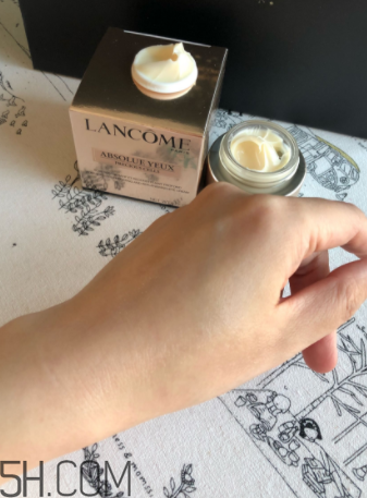 蘭蔻菁純眼霜與小黑瓶眼霜有什么區(qū)別？哪個(gè)好用？