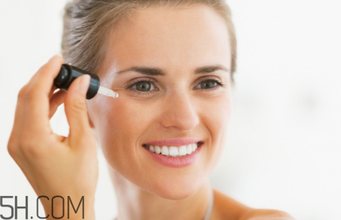 去皺眼霜哪個(gè)牌子好？眼霜和眼部精華液的用法順序