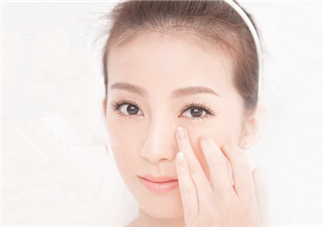 去皺眼霜哪個牌子好？眼霜和眼部精華液的用法順序