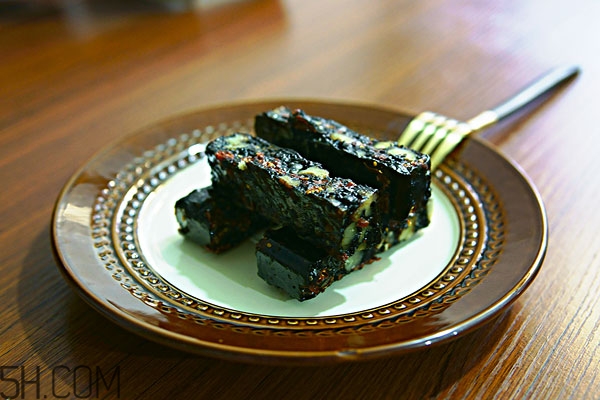 阿膠糕和阿膠固元膏的區(qū)別 3點即可判別 阿膠糕和阿膠固元膏的區(qū)別 3點即可判別