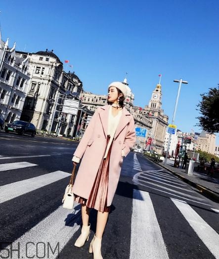 粉色大衣配什么顏色包包？粉色大衣搭配什么包？