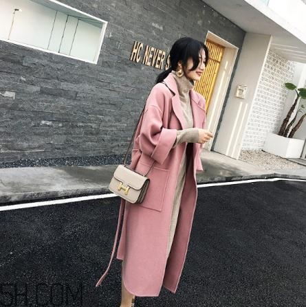 粉色大衣配什么顏色包包？粉色大衣搭配什么包？