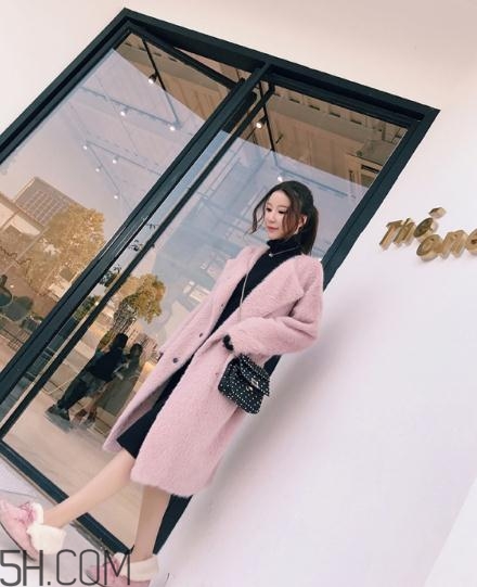 粉色大衣配什么顏色包包？粉色大衣搭配什么包？