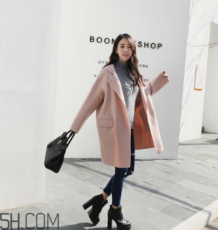 粉色大衣配什么顏色包包？粉色大衣搭配什么包？