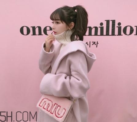 粉色大衣配什么顏色包包？粉色大衣搭配什么包？