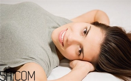 哪些壞毛病會導(dǎo)致乳房縮水？豐胸的最佳時(shí)期是什么時(shí)候？