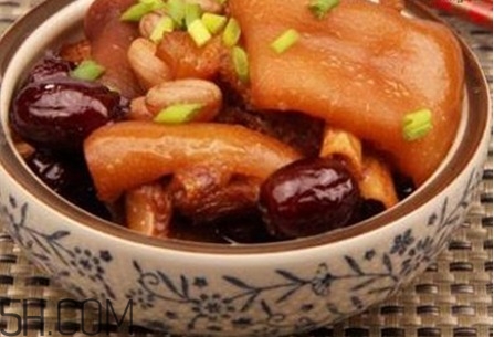 女性產(chǎn)后胸部松弛吃什么好？產(chǎn)后乳房變形如何保?。?></p><h3>女性產(chǎn)后胸部松弛吃什么好</h3><p>大豆</p><p>吃大豆，對身體好，大豆?fàn)I養(yǎng)豐富，特別是其中的礦物質(zhì)含量更加豐富，吃進(jìn)身體，能促進(jìn)生長發(fā)育，對新陳代謝、內(nèi)分泌代謝也是非常好。</p><p>女性吃大豆，一方面能吸收雌性激素，能促進(jìn)身體吸收，另一方面，能吸收微量元素，不斷的改善乳房發(fā)育，呈現(xiàn)出飽滿的狀態(tài)。</p><p>牛奶</p><p>牛奶，可以說每一個(gè)女性都不會拒絕的，豐富的蛋白質(zhì)，能促進(jìn)身體吸收，而就豐胸來說，這些蛋白質(zhì)也是不遑相讓的。</p><p>豬蹄</p><p>更多的時(shí)候，女性會想著吃豬蹄，吸收膠質(zhì)改善皮膚。其實(shí)，通過吃豬蹄，對增強(qiáng)胸部發(fā)育也是非常好的，讓胸部越來越挺拔。</p><p>牛油果</p><p>牛油果相對來說，不如蘋果橘子那么常見，但是，其功效不容忽視，特別是想要增強(qiáng)胸部彈性，可以適當(dāng)?shù)亩喑渣c(diǎn)。</p><p>豐富的不飽和脂肪酸，能增強(qiáng)胸部組織彈性;其中的維生素E，則能促進(jìn)胸部再次發(fā)育。</p><p>葡萄</p><p>就水果來說，吃點(diǎn)葡萄，對女性保健也是非常好的，這是因?yàn)樵谄咸阎杏芯S生素C，能避免胸部變形，對改善胸部健康，有非常好的幫助。</p><p style=