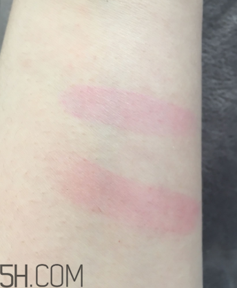 娥佩蘭潤(rùn)唇膏有香味嗎？娥佩蘭潤(rùn)唇膏有味道嗎？