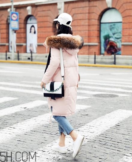 粉色羽絨服配什么褲子？粉色羽絨服搭配什么褲子好看？