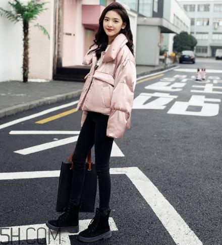 粉色羽絨服配什么褲子？粉色羽絨服搭配什么褲子好看？