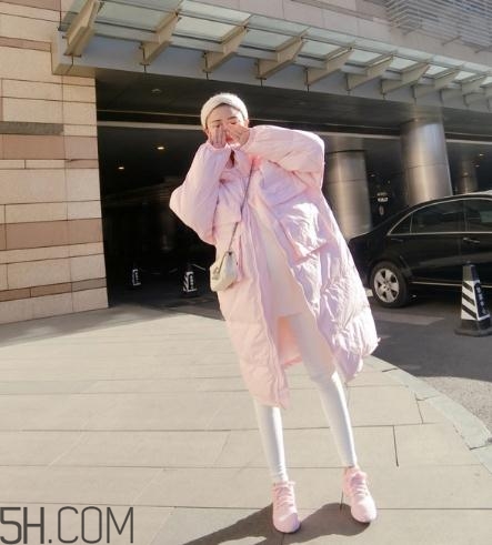 粉色羽絨服配什么褲子？粉色羽絨服搭配什么褲子好看？