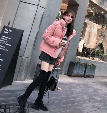 粉色羽絨服配什么褲子？粉色羽絨服搭配什么褲子好看？