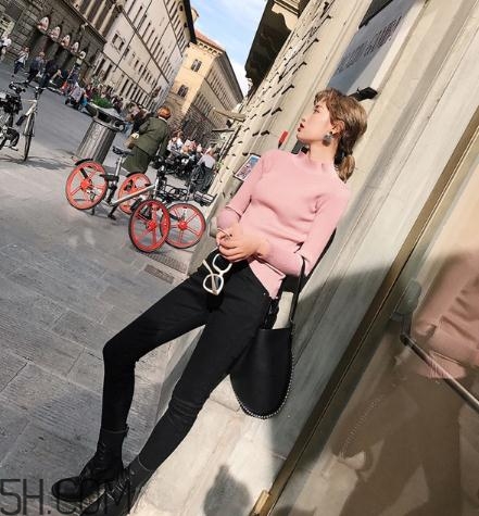 粉色毛衣搭配什么下身？粉色毛衣下面怎么搭配？