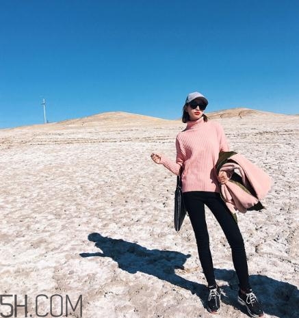 粉色毛衣搭配什么下身？粉色毛衣下面怎么搭配？