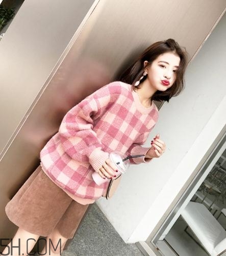 粉色毛衣搭配什么下身？粉色毛衣下面怎么搭配？