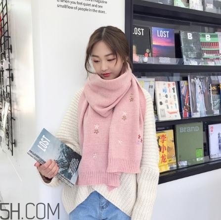 粉色圍巾怎么搭配衣服？粉色圍巾配什么顏色衣服？