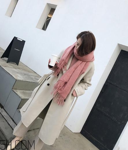 粉色圍巾怎么搭配衣服？粉色圍巾配什么顏色衣服？