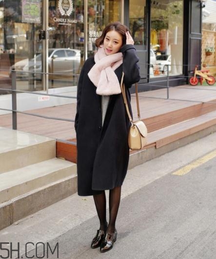 粉色圍巾怎么搭配衣服？粉色圍巾配什么顏色衣服？