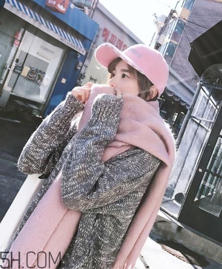 粉色圍巾怎么搭配衣服？粉色圍巾配什么顏色衣服？