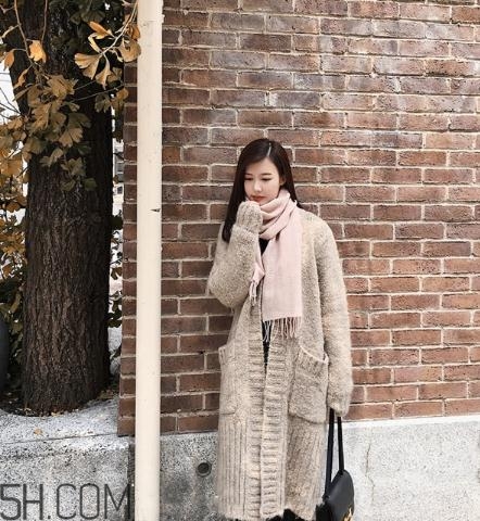 粉色圍巾怎么搭配衣服？粉色圍巾配什么顏色衣服？