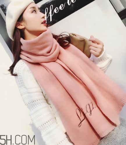 粉色圍巾怎么搭配衣服？粉色圍巾配什么顏色衣服？