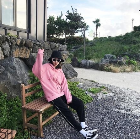 粉色上衣配什么顏色褲子？粉色上衣搭配褲子圖片