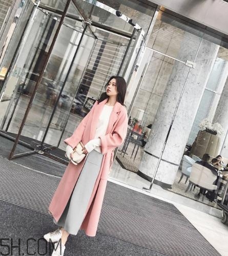 粉色上衣配什么顏色褲子？粉色上衣搭配褲子圖片