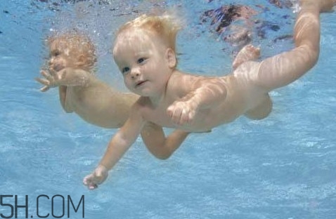 嬰幼兒睡覺翻白眼是怎么回事？寶寶學(xué)游泳有哪些講究？