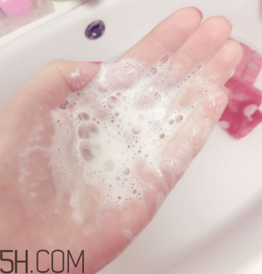 瓷肌晶透雪肌潔面乳可以卸妝嗎？清潔力如何？