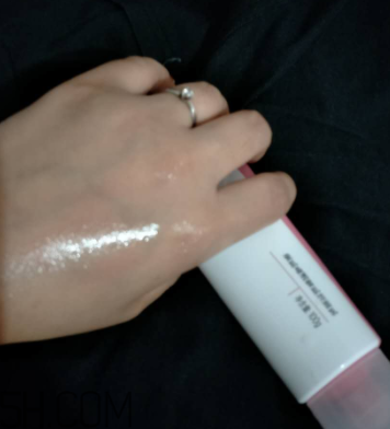 瓷肌晶透雪肌潔面乳可以卸妝嗎？清潔力如何？