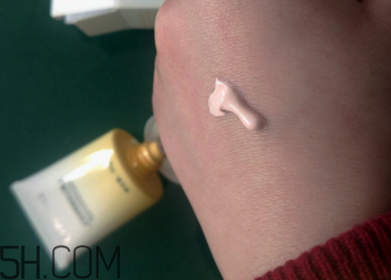 瓷肌礦物CC霜油不油？瓷肌礦物CC霜適合什么膚質(zhì)？