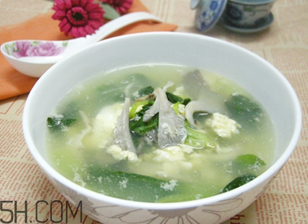 平菇可以和雞蛋一起做湯嗎？平菇和木耳能一起吃嗎？