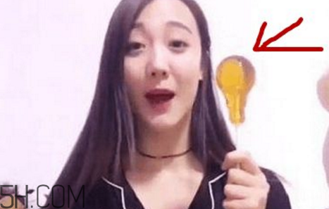 燈泡糖放進(jìn)嘴巴為什么拿不出來(lái)？燈泡棒棒糖怎么拿出來(lái)？