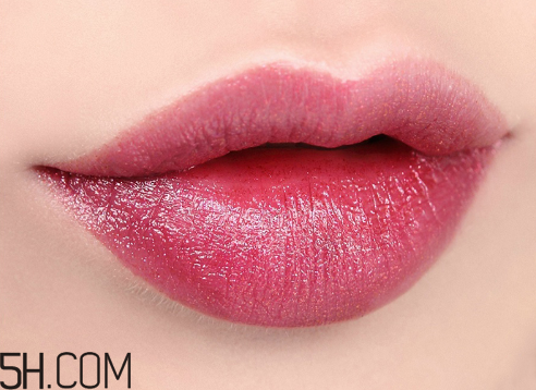 雅詩蘭黛戀愛唇膏哪個色比較火？崔雪莉雅詩蘭黛畫報口紅色號