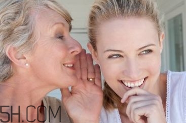 乳腺炎每個(gè)階段的表現(xiàn)是什么？乳腺炎可以吃豬肉嗎？