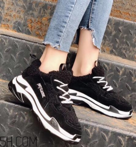 翻毛運動鞋怎么清洗？翻毛運動鞋能用水洗嗎？