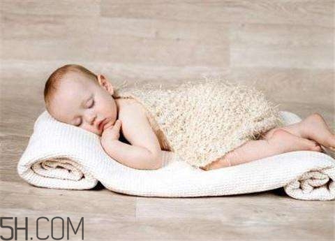 寶寶臉上長(zhǎng)濕疹都是為什么？哪些行為會(huì)影響寶寶睡眠的質(zhì)量？