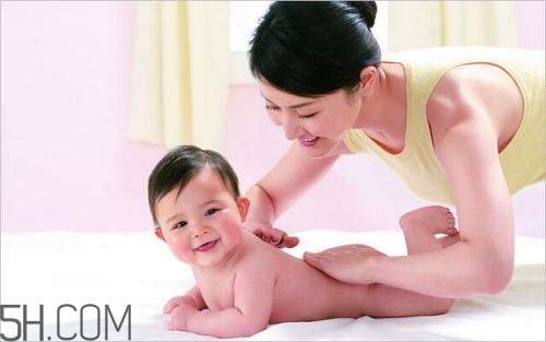 撫觸的進(jìn)行手法是怎樣的？寶寶的小內(nèi)褲有哪些情況？