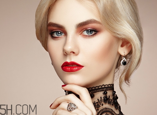 腮紅刷什么材質(zhì)好？腮紅刷纖維毛和動(dòng)物毛哪個(gè)好