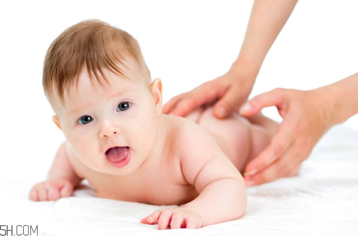 新生兒眼屎又多又黃是怎么回事？新生兒何時能坐飛機？