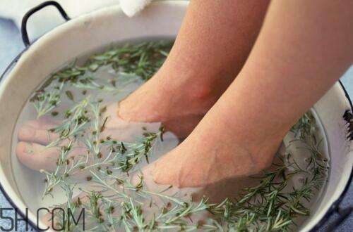 女性冬季泡腳要注意什么？女性泡腳養(yǎng)生的方法是什么？