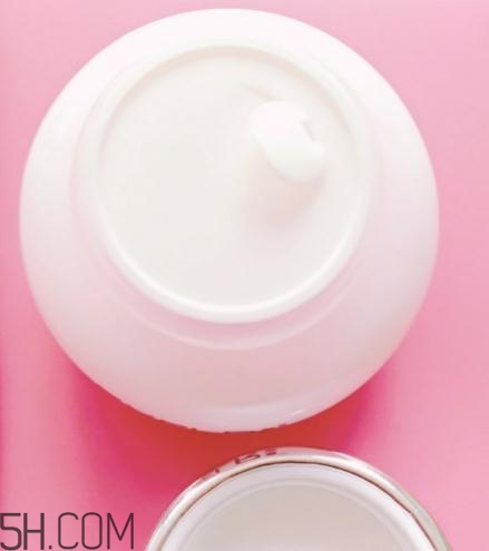 萱姿玫瑰水精華霜怎么樣？萱姿玫瑰水精華霜有激素嗎？