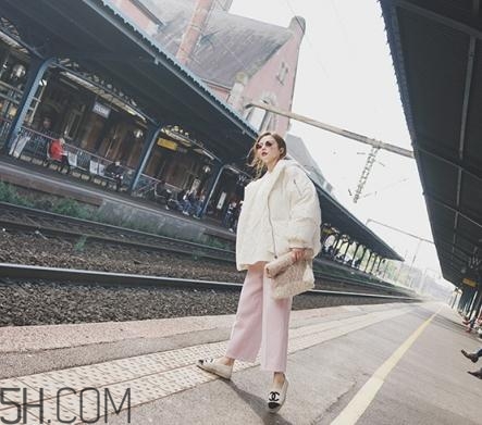 粉色褲子配什么上衣？將時尚與溫暖兼具的搭配